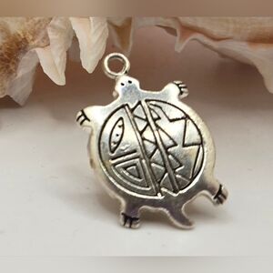 🐢 Artisan Turtle Brooch Silver Tone Single Straight Back Pin .75" Diameter